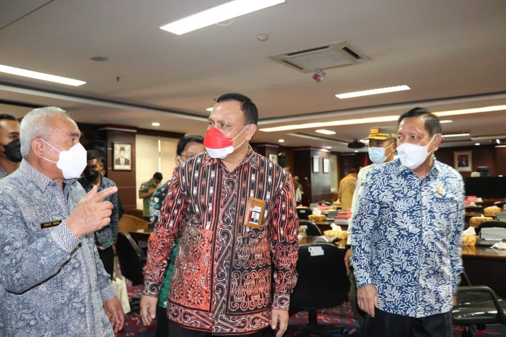 Ketua KPK Firli Bahuri (tengah) Bersama Gubernur Isran Noor (kiri) dan Ketua DPRD Kaltim Makmur HAPK (Kanan) setelah selesai melakukan rapat koordinasi. (MF Annur)