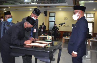 Penandatanganan berita acara oleh Sekretaris Daerah Kabupaten Bulungan, Syafril usai Bupati Kabupaten Bulungan, Syarwani melanti sejumlah pejabat eselon II. (ES)