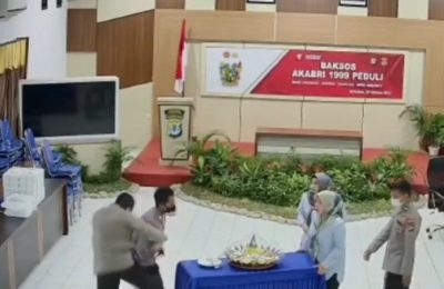 Aksi main tangan Kapolres SA. (Ist)