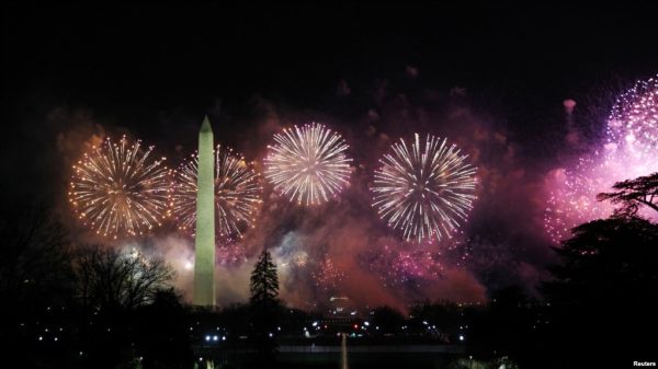 Pertunjukan kembang api di atas Monumen Washington selama acara "Celebrating America" setelah pelantikan Joe Biden sebagai Presiden Amerika Serikat ke-46, di Washington, AS, 20 Januari 2021. (Foto: REUTERS/Tom Brenner)