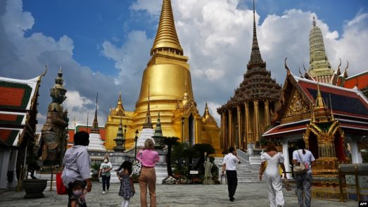 Wisatawan lokal terlihat di Grand Palace, Bangkok, pada 1 November 2021,. Thailand menyambut kelompok turis pertama yang telah divaksinasi COVID penuh tanpa karantina. (Foto: AFP)