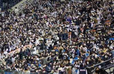 Penggemar bisbol yang telah divaksinasi penuh atau dinyatakan negatif virus dalam 48 jam terakhir atau di bawah 18 tahun, bersorak untuk tim mereka selama pertandingan bisbol wildcard pascamusim KBO antara Kiwoom Heroes dan Doosan Bears di Seoul, Korea Selatan, Senin, 1 November 2021.