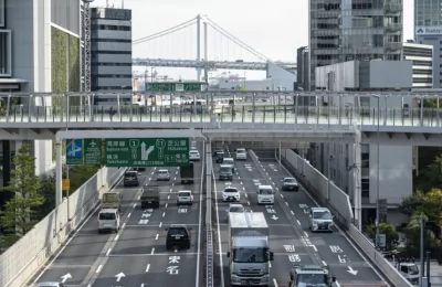 Lalu lintas di sebuah sudut jalan raya di Tokyo, 4 November 2021. (Charly TRIBALLEAU / AFP)