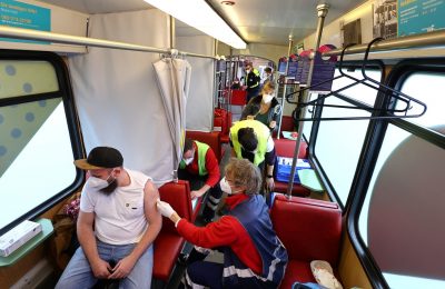 Petugas medis Jerman melakukan vaksinasi terhadap warga di sebuah kereta, dalam program "Vaksinasi Ekspres" di Frankfurt di tengah lonjakan kasus COVID-19 (foto: dok).