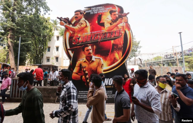 Antrean penonton di sebuah bioskop di Mumbai, India, 5 November 2021. (REUTERS / Francis Mascarenhas)