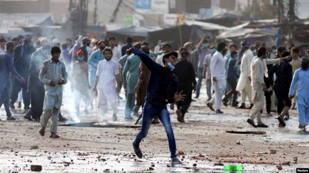 Pendukung partai politik Islam Tehreek-e-Labaik Pakistan (TLP) melemparkan batu ke arah polisi saat protes terhadap penangkapan pemimpin mereka di Lahore, Pakistan 13 April 2021, sebagai ilustrasi. (Foto: Reuters)
