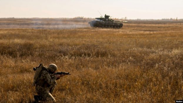 Seorang tentara Angkatan Bersenjata Ukraina ikut latihan militer di wilayah Kherson, dekat perbatasan dengan Krimea yang dicaplok Rusia, 17 November 2021. (Foto: Angkatan Bersenjata Ukraina via Reuters)