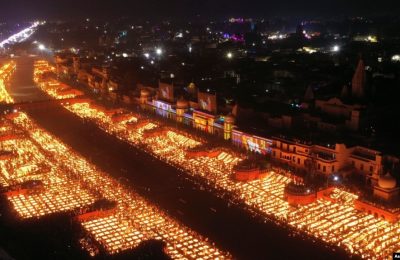 Warga menyalakan sekitar 900 ribu lampu minyak di sepanjang sungai Saryu di Ayodhya, India, Rabu (3/11).