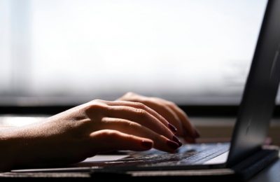Seorang perempuan sedang mengetik di laptop. Pandemi ternyata membuat praktik menggunakan joki dalam tugas sekolah marak. (Foto: AP)