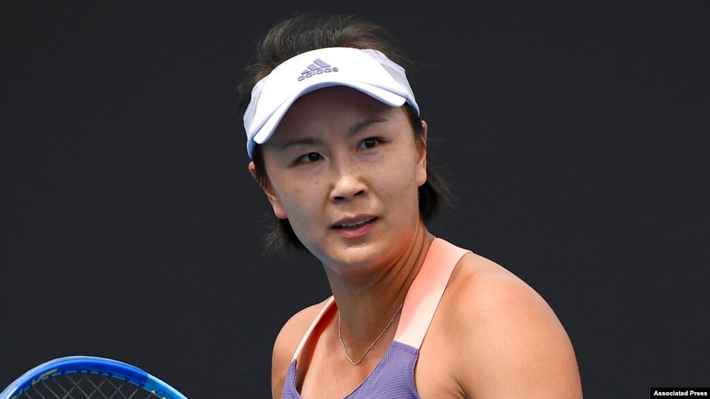 Petenis China Peng Shuai bereaksi selama pertandingan putaran pertama melawan petenis Jepang Nao Hibino di kejuaraan tenis Australia Terbuka di Melbourne, Australia pada 21 Januari 2020. (Foto: AP)