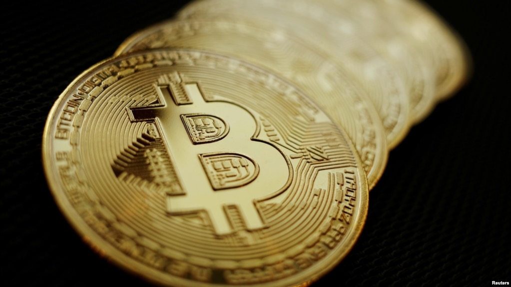 Rupa mata uang kripto Bitcoin terlihat pada gambar ilustrasi yang diambil 7 Juni 2021. Majelis Ulama Indonesia menyatakan bahwa Bitcoin dan mata uang kripto lainnya dilarang berdasarkan hukum Islam dan tidak boleh diperdagangkan di Tanah Air. (Foto: REUTERS/Edgar Su)