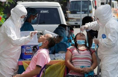 Petugas kesehatan melakukan tes swab COVID-19 pada warga saat memantau kasus di sebuah desa di Kota Quezon, Filipina, Senin, 31 Mei 2021. (Foto: AP)