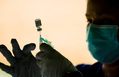 Seorang petugas mempersiapkan suntikan vaksin COVID-19 produksi Pfizer di Reading, Pennsylvania (foto: dok).