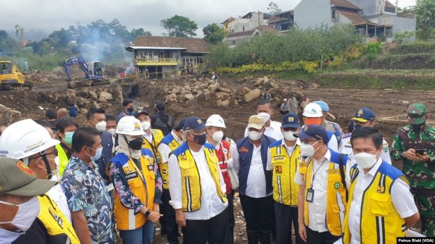 Menteri Pekerjaan Umum dan Perumahan Rakyat, Basuki Hadimuljono meninjau lokasi banjir bandang di Desa Bulukerto, Kecamatan Bumiaji, Kota Batu (VOA/Petrus Riski).