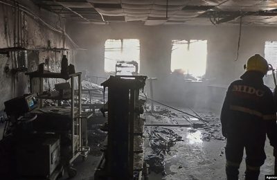 Petugas pemadam kebakaran memeriksa bangsal COVID-19 setelah kebakaran terjadi di sebuah rumah sakit di Ahmednagar, India, 6 November 2021. (Foto: AFP)