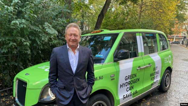 Miliarder asal Australia Andrew Forrest berpose di depan sebuah taksi dalam sebuah kampanye mempromosikan penggunaan energi hidrogen bersih sebagai energi alternatif di London, Inggris, pada 25 Oktober 2021. (Foto: Reuters/Ben Makori)