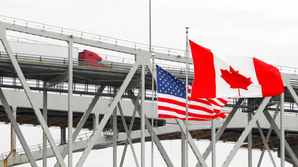 Sebuah truk melintasi Blue Water Bridge menuju Port Huron, Michigan dari Sarnia, Ontario, Kanada, 18 Maret 2020. (AP/Paul Sancya)