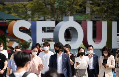 Pemudik memakai masker untuk menghindari tertular COVID-19 berjalan di zebra cross di Seoul, Korea Selatan, 24 September 2021. (Foto: Reuters)