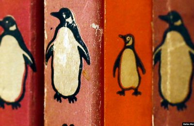 Buku-buku terbitan Penguin Books terlihat di sebuah toko buku di pusat kota London pada 29 Oktober 2012. Penerbit Penguin Random House tengah berupaya untuk mengakuisisi rumah penerbitan terbesar keempat di AS Simon and Schuster. (Foto: Reuters)