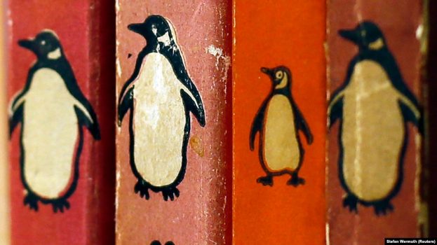 Buku-buku terbitan Penguin Books terlihat di sebuah toko buku di pusat kota London pada 29 Oktober 2012. Penerbit Penguin Random House tengah berupaya untuk mengakuisisi rumah penerbitan terbesar keempat di AS Simon and Schuster. (Foto: Reuters)