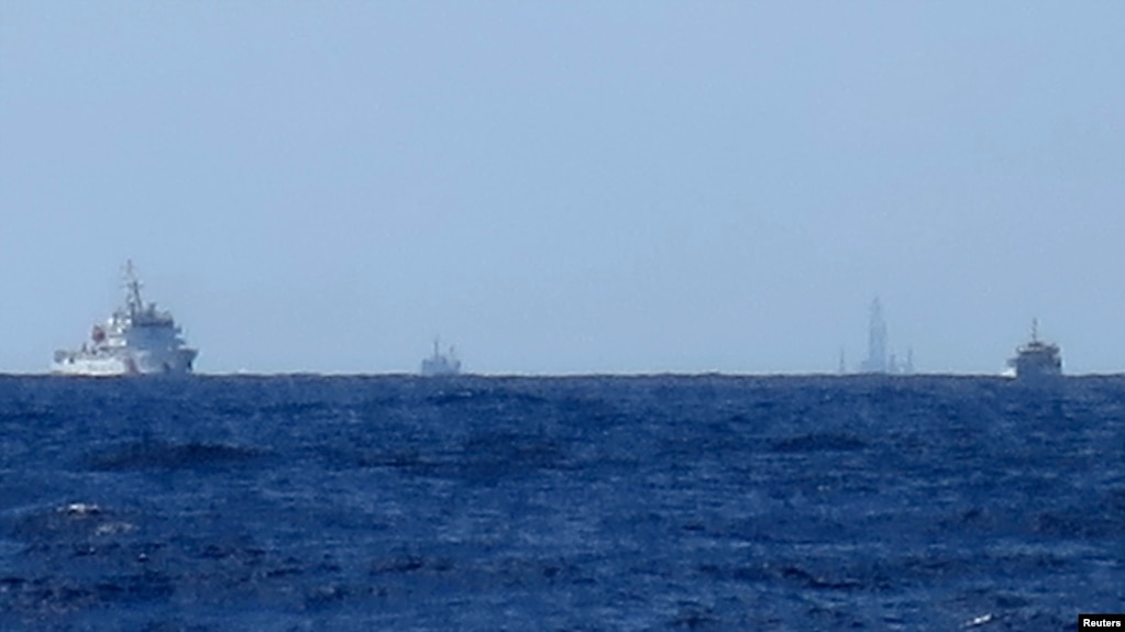 Kapal-kapal China terlihat di Laut China Selatan. Gambar-gambar satelit menunjukkan China telah membangun tiruan sebuah kapal induk dan kapal perusak Angkatan Laut AS di gurun barat lautnya. (Foto: Reuters)
