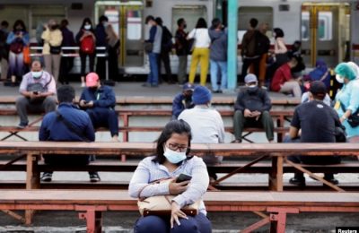 Orang-orang yang memakai masker pelindung duduk pada jam sibuk di stasiun kereta api di tengah wabah COVID-19 di Jakarta, 13 September 2021. (Foto: REUTERS/Ajeng Dinar Ulfiana)