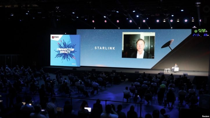 Pendiri SpaceX dan CEO Tesla Elon Musk berbicara di layar, Spanyol, 29 Juni 2021. Pemerintah India menyarankan warganya untuk tidak berlangganan Starlink, divisi SpaceX milik miliarder Elon Musk, karena belum memiliki izin resmi. (Foto: REUTERS/Nacho Doce)