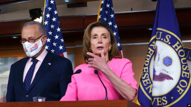 Ketua DPR AS Nancy Pelosi dan Pemimpin Mayoritas Senat Chuck Schumer, keduanya dari Partai Demokrat, berbicara kepada para wartawan di Gedung Capitol di Washington, 23 September 2021.(Foto: AP Photo/J. Scott Applewhite, file)