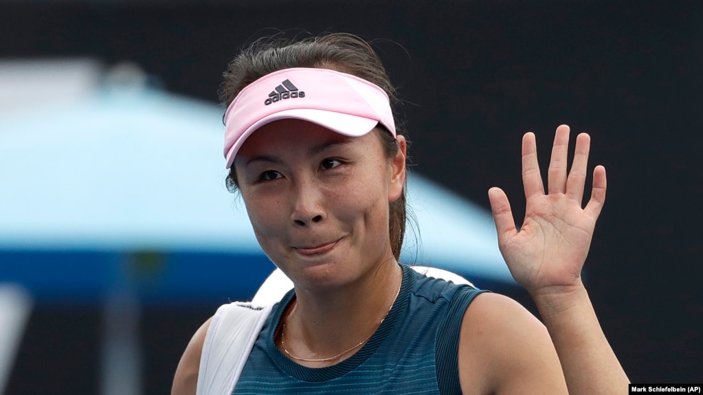 Petenis asal China Peng Shuai melambaikan tangannya kepada para penonton setelah kalah dalam babak pertama turnamen Australia Terbuka di Melbourne, Australia, pada 15 Januari 2019. (Foto: AP/Mark Schiefelbein)