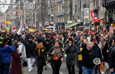 Ribuan warga memrotes pembatasan baru terkait COVID-19 di Amsterdam, Belanda (20/11) lalu, sementara Belanda memastikan mengkonfirmasi kasus COVID-19 varian Omikron di negaranya.