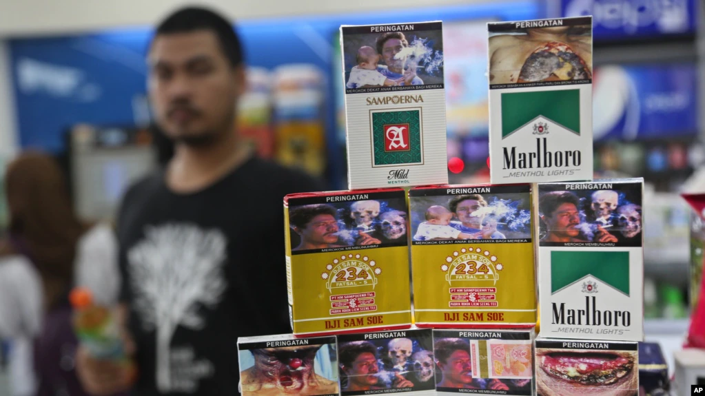 Berbagai bungkus rokok dari beberapa merek yang dijual di tanah air, dipajang di sebuah toko di Jakarta, 24 Juni 2014. (AP Photo/Tatan Syuflana)