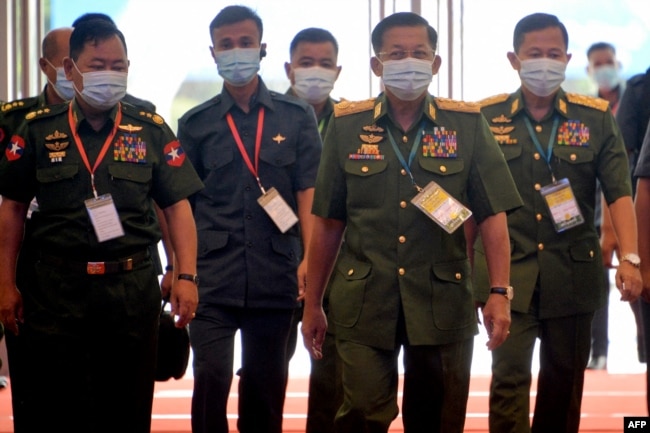 Panglima Militer Myanmar Jenderal Senior Min Aung Hlaing (kedua dari kanan), Wakil Jenderal Senior Soe Win (kanan) dan Menteri Dalam Negeri Letnan Jenderal Soe Htut (kiri) menghadiri upacara pembukaan Konferensi Perdamaian Serikat ke-4. (Foto: AFP)