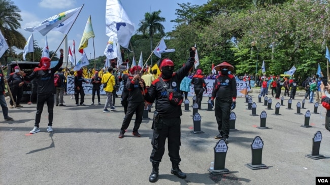 Demonstrasi buruh menuntut kenaikan upah dan kesejahteraan di Hari Buruh 1 Mei 2021, depan Patung Kuda, Jakarta. (VOA/Indra Yoga)