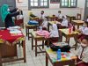 Siswa mengenakan masker di tengah pandemi COVID-19 saat menghadiri pembelajaran tatap muka di dalam kelas mereka pada hari pertama pembukaan kembali sekolah di sebuah sekolah dasar di Jakarta, 30 Agustus 2021. (Ist)