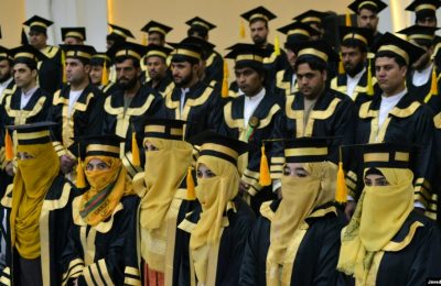 Para mahasiswa dan mahasiswi menghadiri wisuda di Universitas Mirwais Nija di Kandahar, Afghanistan, Sabtu, 27 November 2021. (Foto: Javed Tanveer/AFP)