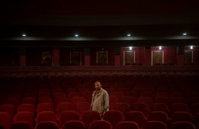 Gul Mohammed, pegawai bioskop Ariana di Kabul, Afghanistan, di antara deretan kursi penonton yang kosong, 4 November 2021. (AP Photo/Bram Janssen)