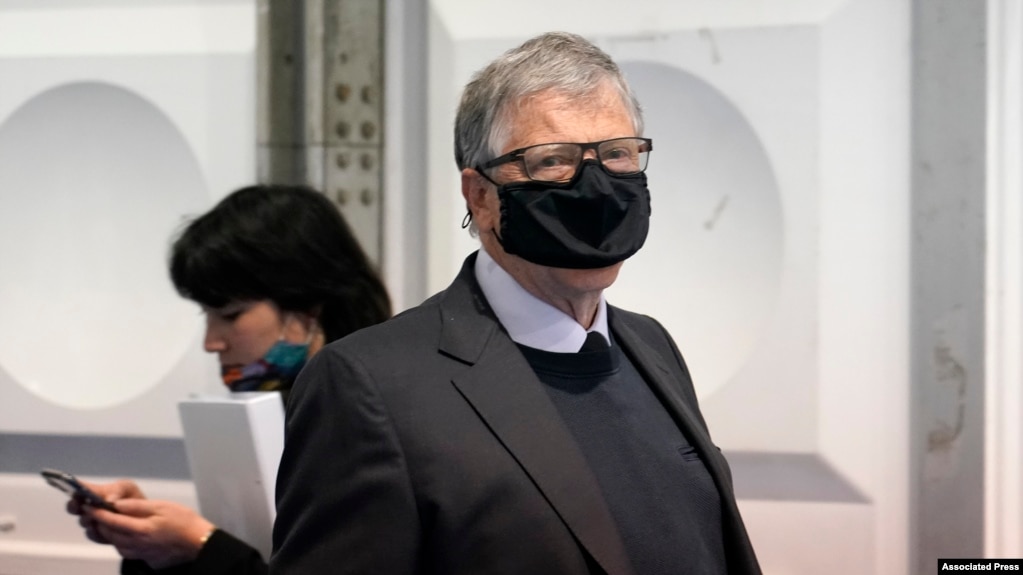 Pebisnis asal AS Bill Gates (kanan) berjalan masuk ka area tempat berlangsungnya konferensi iklim PBB COP26 di Glasgow, Skotlandia, pada 2 November 2021. (Foto: Alberto Pezzali)