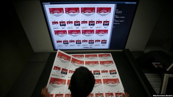 Seorang pekerja memeriksa surat suara yang dicetak untuk pemilihan presiden Indonesia di sebuah pabrik di Jakarta, 20 Januari 2019. (Foto: REUTERS/Willy Kurniawan)