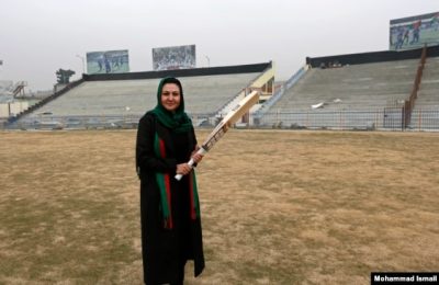 Pendiri dari tim nasional kriket perempuan Afghanistan, Diana Barakzai, berpose untuk sebuah foto di Stadion Kriket Kabul, pada 24 Desember 2014. (Foto: Reuters/Mohammad Ismail)