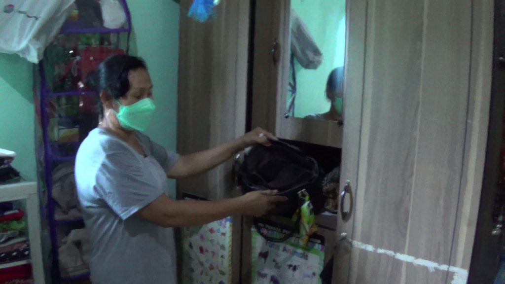 Korban pencurian, Lili saat menunjukkan isi tanya yang telah ludes digondol maling. (DP)