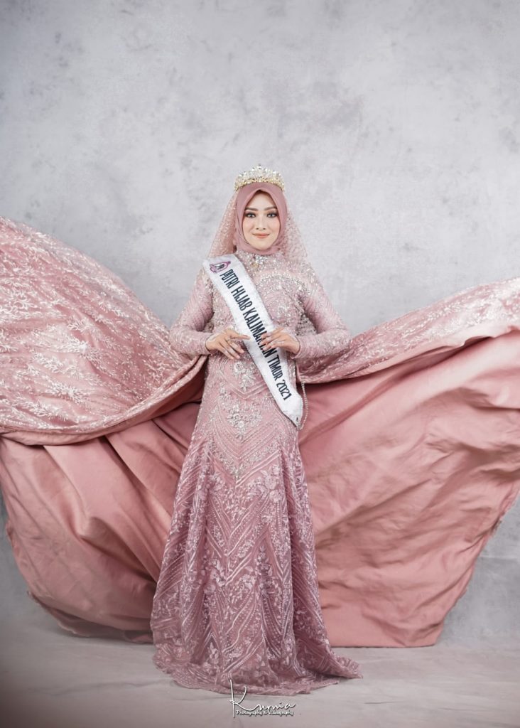 Nur Himeldah Devtriana berusia 19 tahun dinobatkan sebagai The Winner Putri Hijab Provinsi Kalimantan Timur 2021. (Ist)