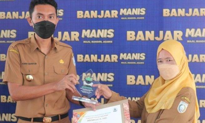 Bupati Banjar Saidi Mansyur menyerahkan penghargaan 23 sekolah Adiwiyata tingkat Kabupaten Banjar 2021, di Mahligai Sultan Adam, Kota Martapura. Senin (15/11/2021). (Ist)