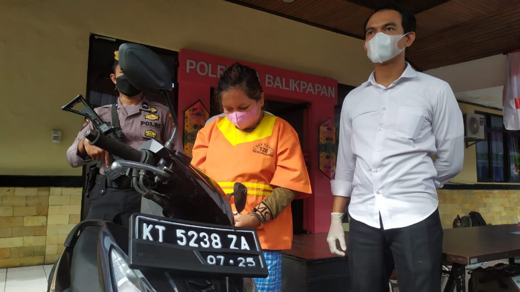 Tersangka NL (berpakaian tahanan) diamanakan Satreskrim Polresta Balikpapan bersama barang bukti sepeda motor yang digelapkan. (RMS)