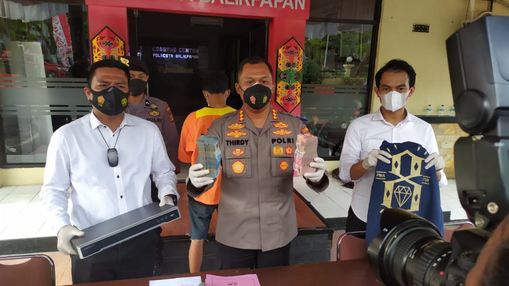 Kapolresta Balikpapan Kombes Pol V. Thirdy Hadmiarso didampingi Kasatreskrim Kompol Rengga Puspo Saputro menunjukan uang hasil kejahatan ARR pada saat konferensi pers. (RMS)