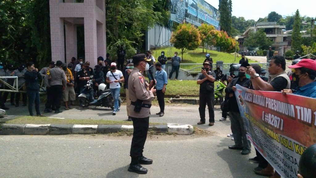 Aksi damai Serikat Pekerja Buruh RDMP Balikpapan menuntut adanya perlindungan kesehatan bagi pekerja mendapat pengawalan aparat keamanan. (RMS)
