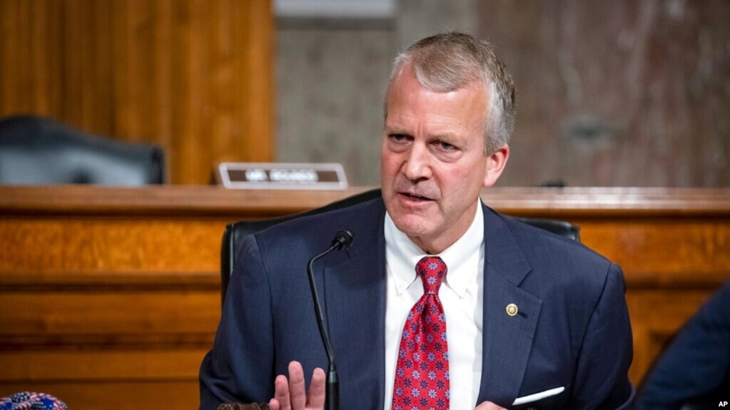 Senator Dan Sullivan asal Partai Republik berbicara dalam sebuah sidang di Gedung Capitol Hill di Washington, pada 7 Mei 2020. (Foto: AP/Al Drago)