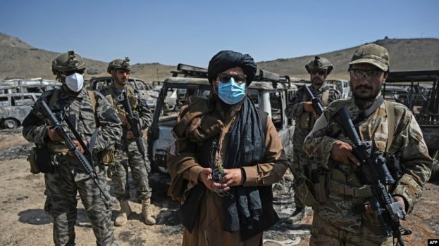 Anggota militer Taliban Badri 313 di distrik Deh Sabz timur laut Kabul pada 6 September 2021. (Foto: AFP)