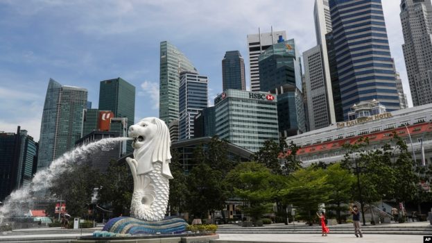 Patung Merlion di sepanjang area Marina Bay di Singapura. (Foto: AP)