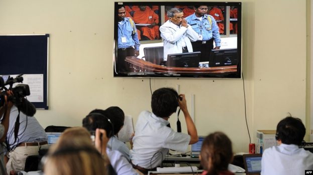 Para wartawan Kamboja dan reporter asing menonton video konferensi pers di ruangan media di Pengadilan Luar Biasa Kamboja yang terletak di Phnom Penh, pada 3 Februari 2012. (Foto: AFP/Tang Chhin Sothy)