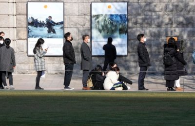 Antrean warga untuk tes COVID-19 di Seoul, Korea Selatan, 2 Desember 2021. (AP/Ahn Young-joon)